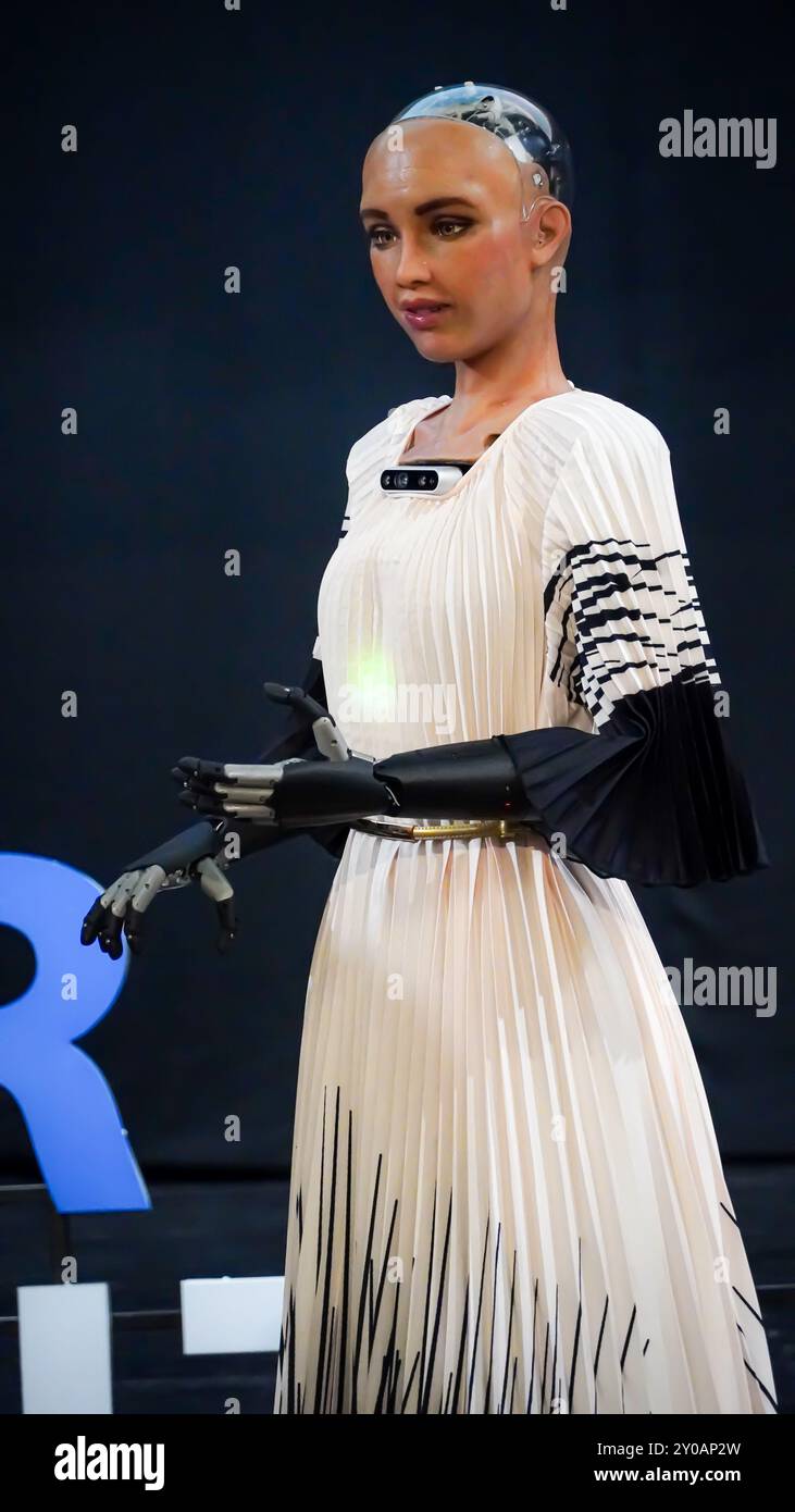 Izmir, Türkei. September 2024. Die berühmte sozial-humanoide Roboterin Sophia nahm als Gast von Prof. Dr. Emrah Safa Gürkan an einer Konferenz namens TechTalks Teil, auf der Technologie und neue Konzepte im Rahmen der 93. Internationalen Messe Izmir diskutiert wurden. Quelle: İdil Toffolo/Alamy Live News Stockfoto