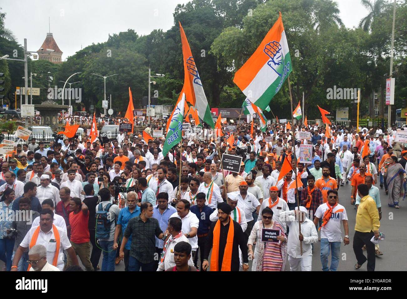 MUMBAI, INDIEN - 1. SEPTEMBER: NCP (SP)-Chef Sharad Pawar, Shivsena (UBT)-Chef Uddhav Thackeray, Kongresspräsidentin Nana Patole und Kolhapur-Abgeordneter Shahu Maharaj sowie andere MVA-Führer, die Blumen opferten und dem Hutatma-Denkmal Tribut zollen, dann nach März und verurteilen Chatrapati Shivaji Maharaj-Statue, die von der Staatsregierung gefallen und von Premierminister Narendra Modi, enthüllt wurde, die vor der Wahl in der Wahl in Sabhuk, Indien am 1. September 2024 in Radha, Sabadi, Indien, demonstriert wurde. Opposition Maha Vikas Aghadi (MVA) hielt am Sonntag einen Profi Stockfoto