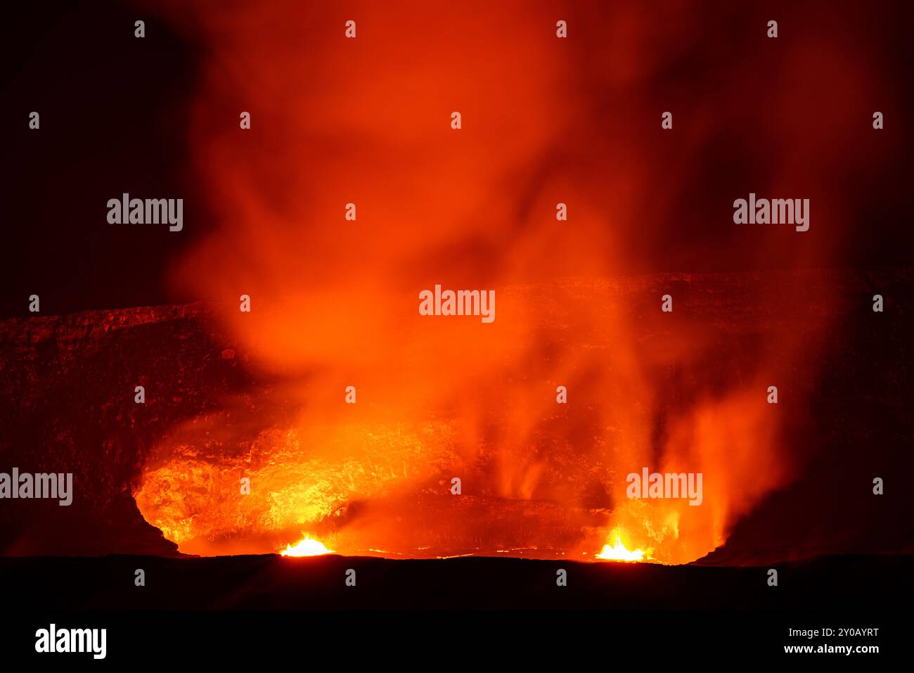 Der Krater auf Kilauea in Hawaii zeigt kochende Lava und Dampf, die nachts und zur blauen Stunde in den dunklen Himmel aufsteigen Stockfoto