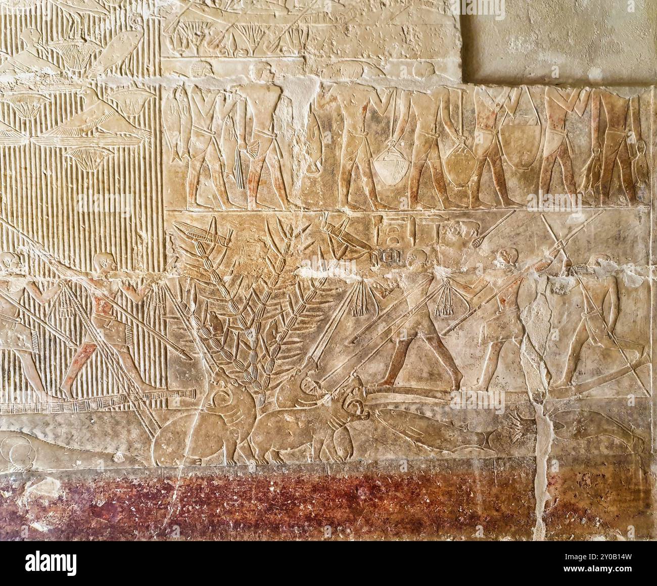 Kompliziertes Mauerrelief, das Merurkas Männer zeigt, die Flusspferde im nil im Mastaba-Grab von Merurka, Großwesir von Pharoah Teti, 6. Dynastie in Sakkara, Kairo, Ägypten Stockfoto