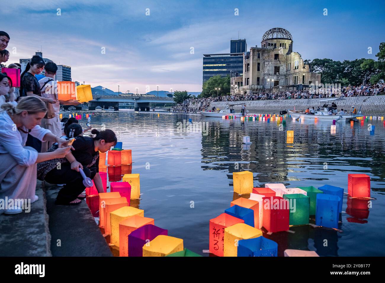 Die Menschen schweben Laternen auf dem Fluss, vor der Atombombenkuppel mit schwimmenden Lampen auf dem Motoyasu-gawa Fluss während der Friedenszeremonie jeden Augus Stockfoto