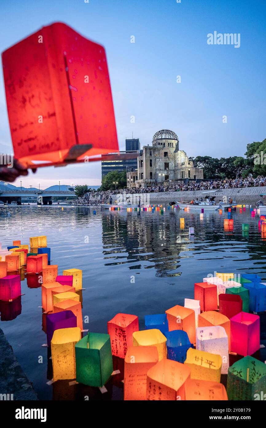 Die Menschen schweben Laternen auf dem Fluss, vor der Atombombenkuppel mit schwimmenden Lampen auf dem Motoyasu-gawa Fluss während der Friedenszeremonie jeden Augus Stockfoto