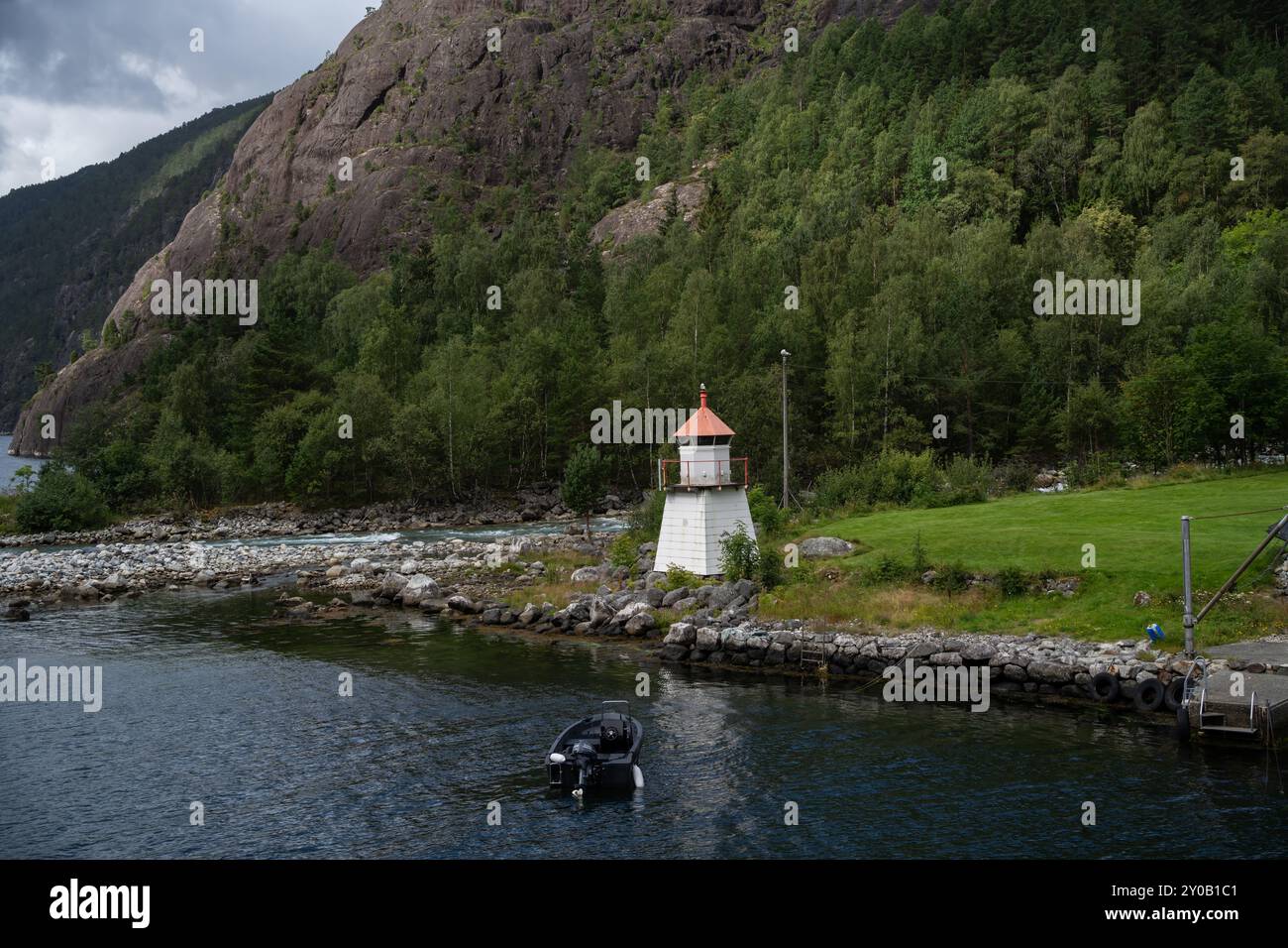 Åkrafjorden in der Nähe von Haegesund, Norwegen, eines der schönsten Reiseziele der Welt. Wunderschöne Naturlandschaft des Norwegischen Meeres und Akrafjorden Stockfoto