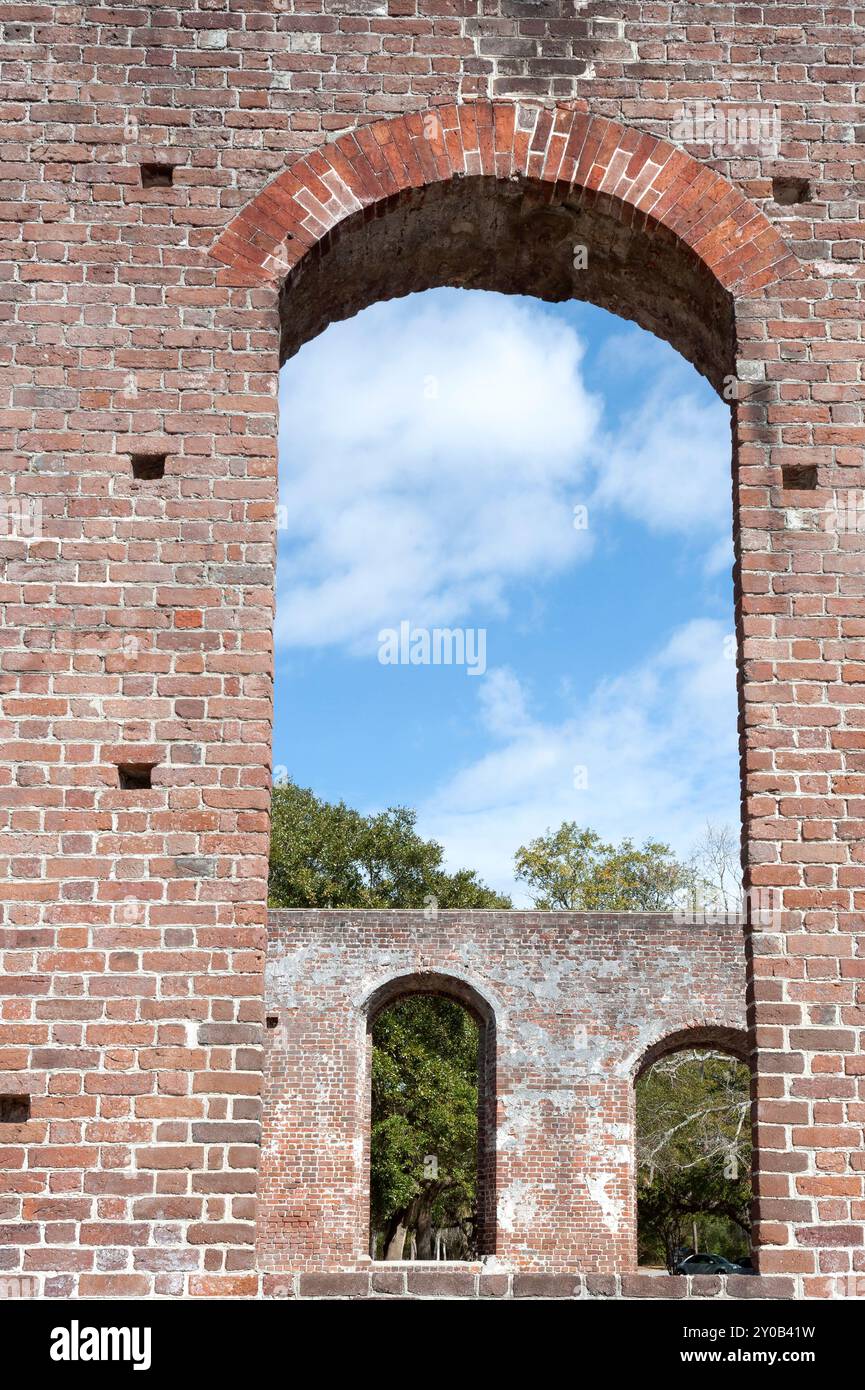 Backsteinmauer in der St. Philip's Anglican Church in Brunswick Town, North Carolina. Stockfoto