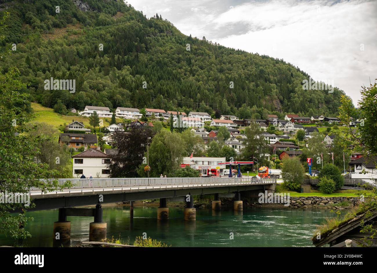 Stryn ist das Zentrum der Gemeinde Stryn im norwegischen Vestland County. Das Dorf befindet sich am Ufer einer kleinen Bucht vor dem Nordfjord. Stockfoto