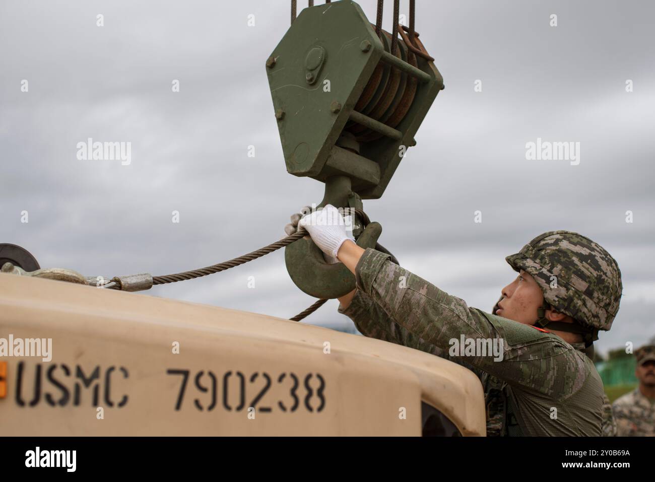 Son Minhyuk, ein LKW-Fahrer, der dem Transportbataillon der ROK Marine Logistics Group zugeordnet ist, befestigt einen K912 10-Tonnen-Wrackerkranhaken an einem Joint Light Tactical Vehicle des US Marine Corps, das an dem Combat Logistics Bataillon 15, 15. Marine Expeditionary Unit befestigt ist, während eines Austauschs von Experten für Wartungsthemen im Rahmen der Übung Ssang Yong 24 in Pohang, Südkorea, 28. August 2024. Übung SY24 stärkt den ROK-U.S. Allianz durch bilaterale, gemeinsame Ausbildung, die zu kombinierten amphibischen Fähigkeiten zur Verteidigung der koreanischen Halbinsel beiträgt. (USA Stockfoto