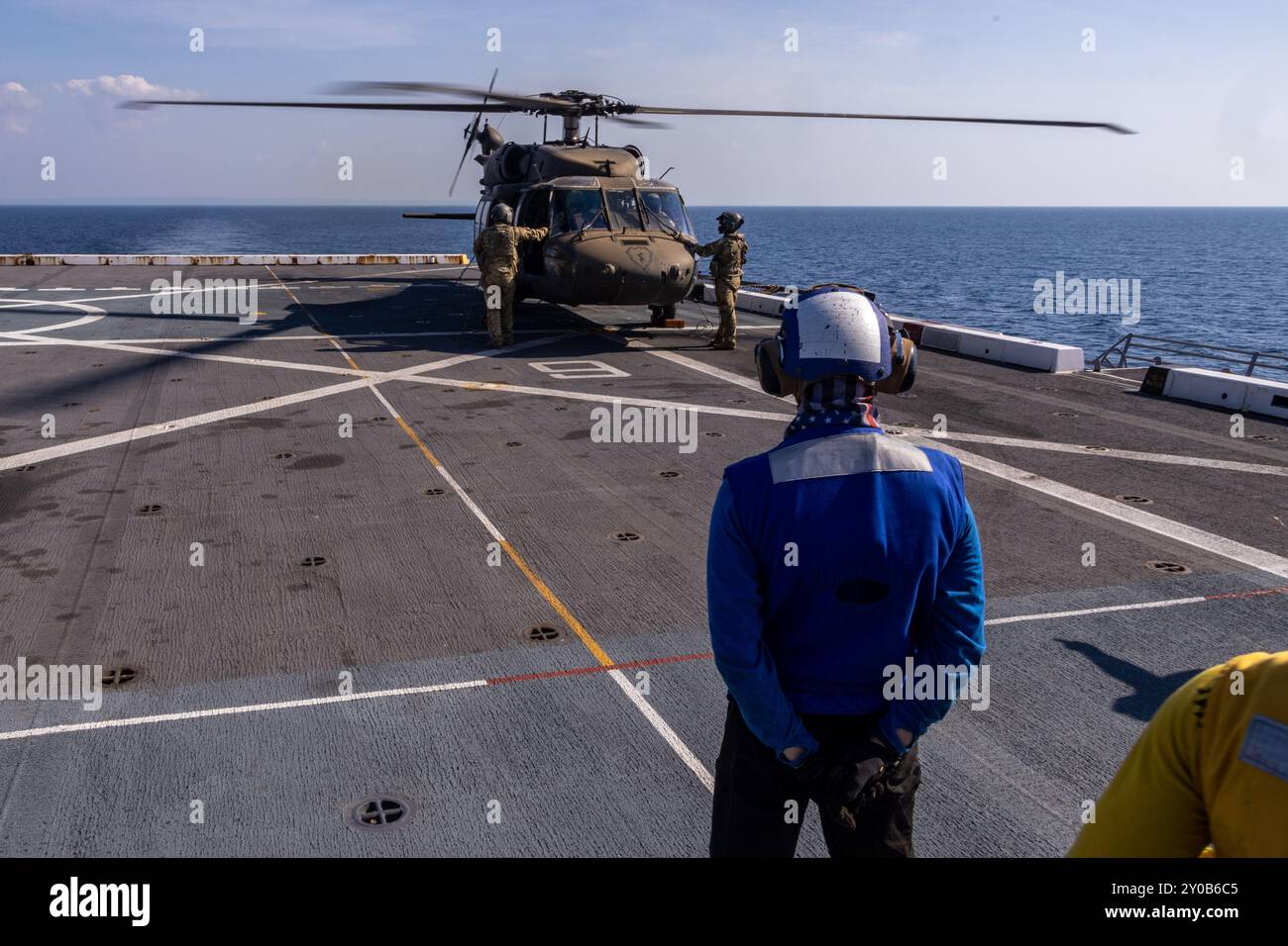 Ein U.S. Navy Sailor mit dem amphibischen Transportschiff USS Green Bay ...