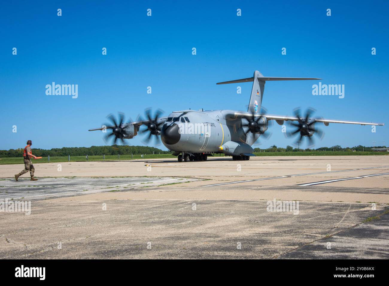 Eine deutsche Luftwaffe A400M landet am 182. Luftbrücke in Peoria, Illinois, 31. August 2024. vor Beginn der Übung Proptoberfest. Die gemeinsame Ausbildung der 182. Luftbrücke C-130s der Illinois Air National Guard und der deutschen Luftwaffe A400Ms stärkt die NATO-Allianz, aufbauend auf der erfolgreichen Zusammenarbeit während der Air Defender 23 Übung und unterstreicht die strategische Bedeutung von Partnerschaften für die Aufrechterhaltung der globalen Sicherheit im Einklang mit der National Defense Strategy 2022. (Foto der US Air National Guard von Staff Sgt. Katherine Jacobus) Stockfoto