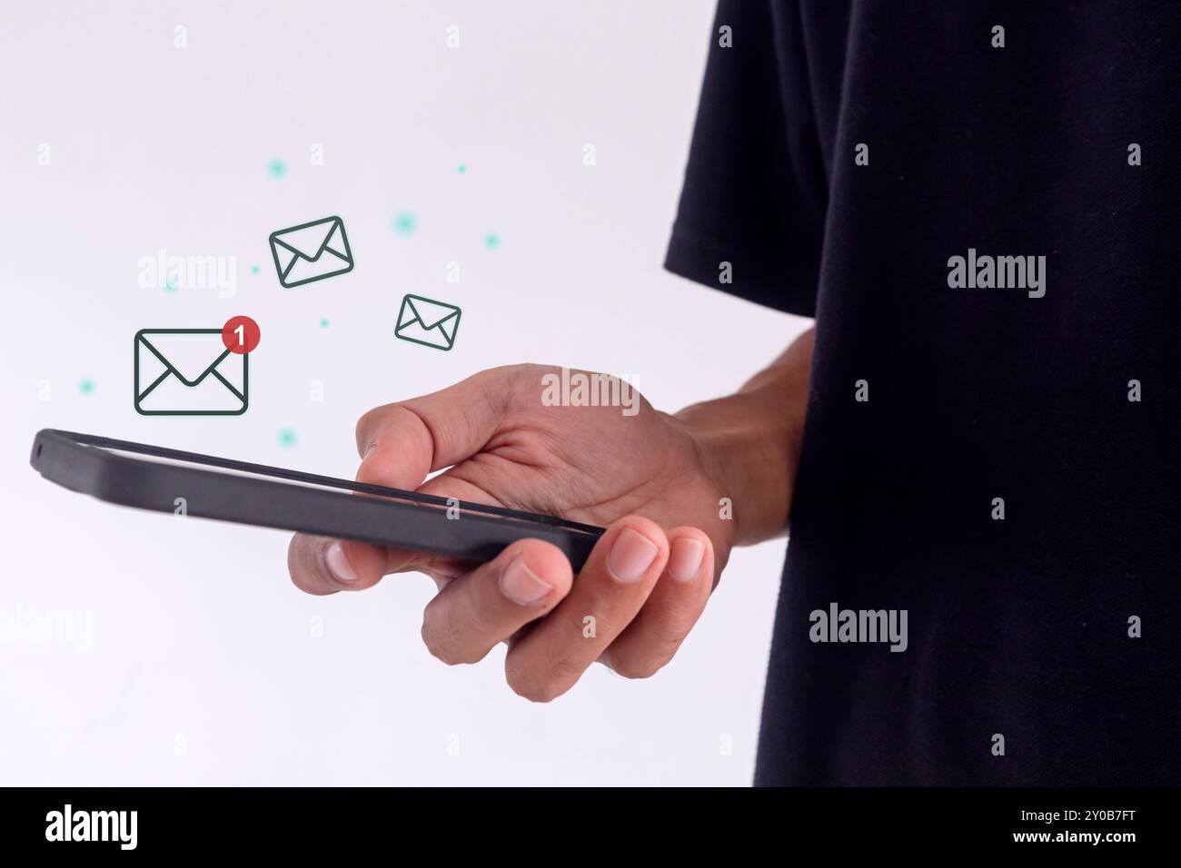 Ein Mann verwendet ein Smartphone, um E-Mails oder Nachrichten zu senden und zu empfangen. E-Mail-Marketing oder Online-Arbeitskonzept. Stockfoto