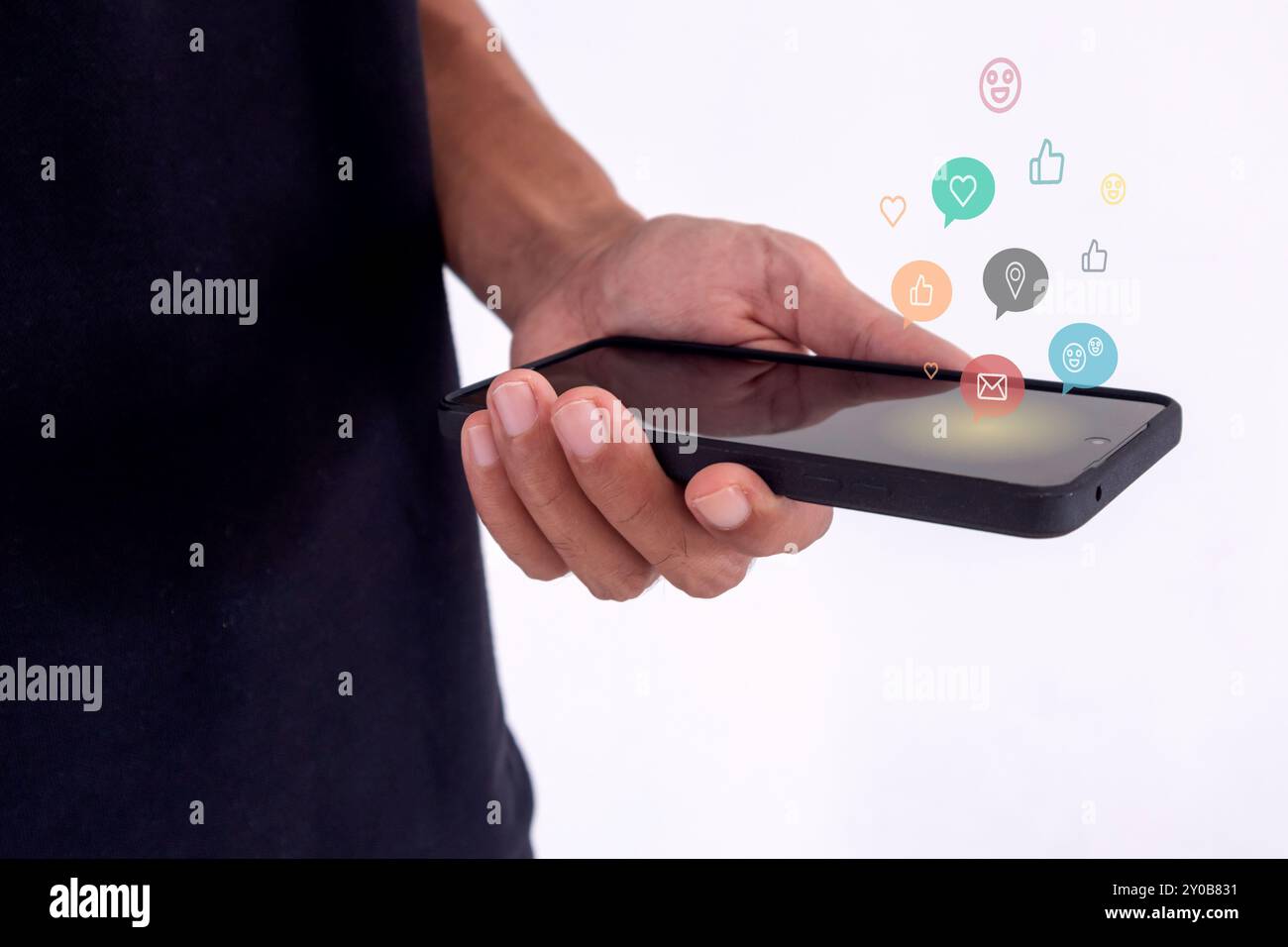 Mann, der ein Smartphone hält, um Social-Media-Anwendungen zu öffnen Stockfoto