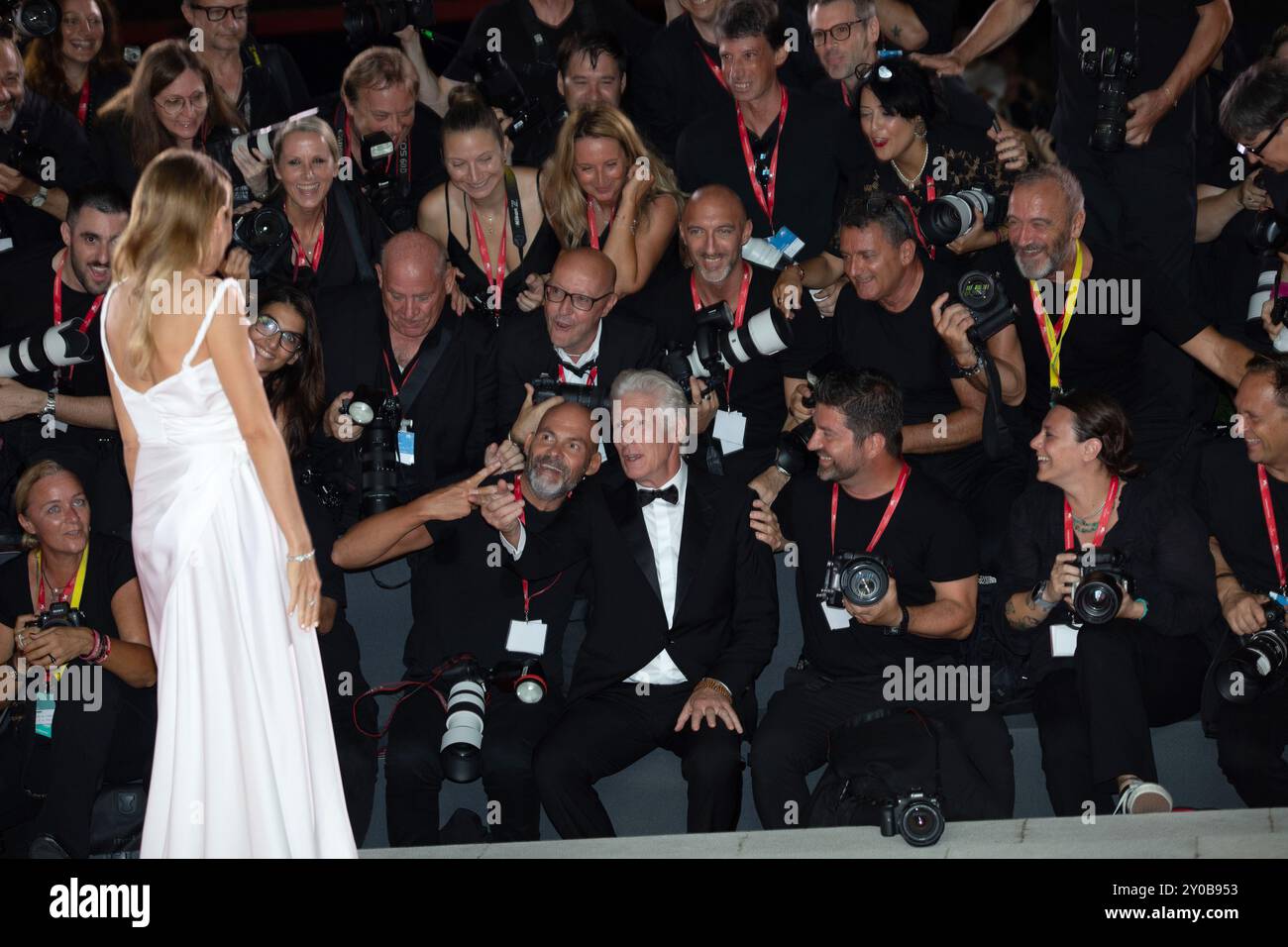 Venedig, Italien. September 2024. VENEDIG, ITALIEN. 1. September 2024: Richard Gere und Alejandra Silva bei der Premiere von „Wolfs“ beim 81. Internationalen Filmfestival von Venedig. Foto: Kristina Afanasyeva/Featureflash Credit: Paul Smith/Alamy Live News Stockfoto