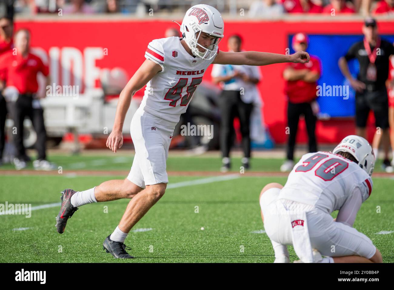 31. August 2024: Der UNLV Rebels Place Kicker Caden Chittenden (45) schlägt einen Extrapunkt während eines Spiels zwischen den UNLV Rebels und den Houston Cougars in Houston, Texas. Trask Smith/CSM Stockfoto