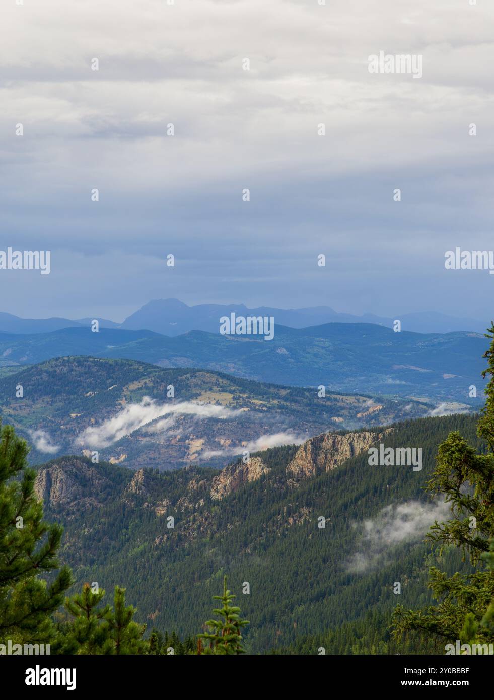 Bergpanorama über den Wolken Sonnenuntergang entlang der Squa Pass Road in der Nähe von Echo Lake Park, Colorado Stockfoto