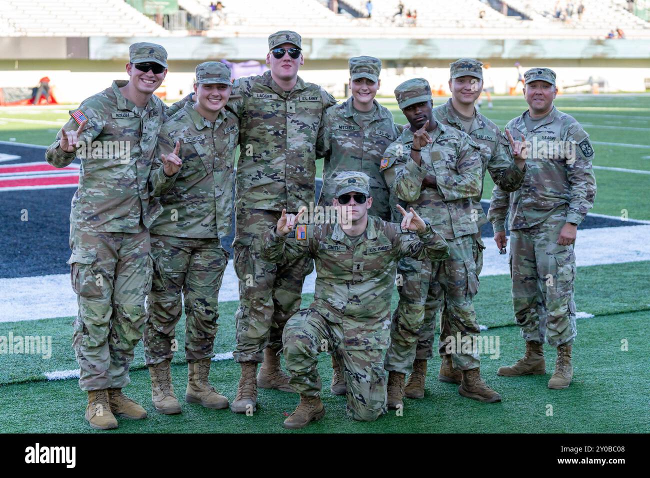 DeKalb, USA. 31. August 2024. NIU ROTC-Mitglieder genießen einen Huskie-Sieg nach dem Saisonauftakt der NCAA 2024 für die Northern Illinois University Huskies vs Western Illinois University Leathernecks im Huskie Stadium am 31 2024. August Endergebnis: NIU - 54, WIU 15 (Foto: Raj Chavda/SIPA USA) Credit: SIPA USA/Alamy Live News Stockfoto