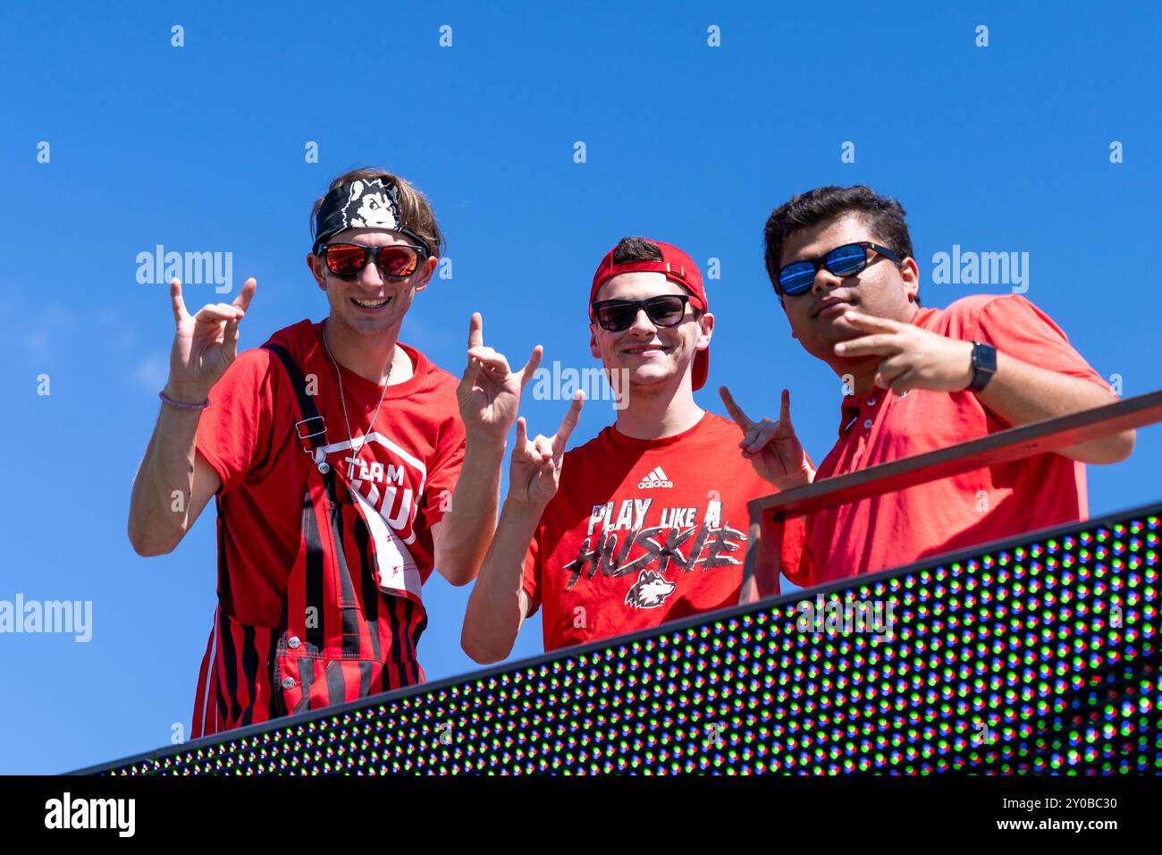 DeKalb, USA. 31. August 2024. Fans in der Studentenabteilung bereiten sich während der Vorbereitungen für die NCAA 2024 Season Opener für die Northern Illinois University Huskies vs Western Illinois University Leathernecks im Huskie Stadium am 31 2024. August auf. Endresultat: NIU - 54, WIU 15 (Foto: Raj Chavda/SIPA USA) Credit: SIPA USA/Alamy Live News Stockfoto