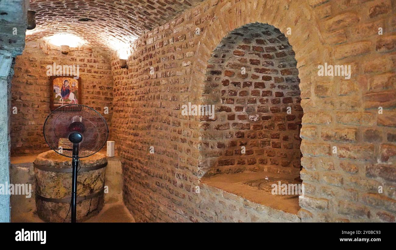 Blick auf die Krypta, in der Joseph, Maria und das Jesuskind gemäß Tradition in der Heiligen Sergius und Bacchus Kirche oder Abu Serga Kirche, der ältesten koptisch-christlichen Kirche in Kairo, Ägypten, ruhten Stockfoto