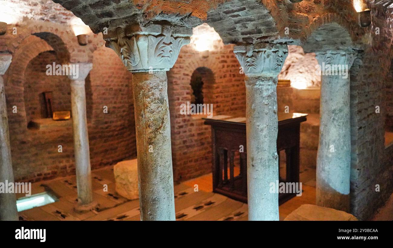 Blick auf die Krypta, in der Joseph, Maria und das Jesuskind gemäß Tradition in der Heiligen Sergius und Bacchus Kirche oder Abu Serga Kirche, der ältesten koptisch-christlichen Kirche in Kairo, Ägypten, ruhten Stockfoto