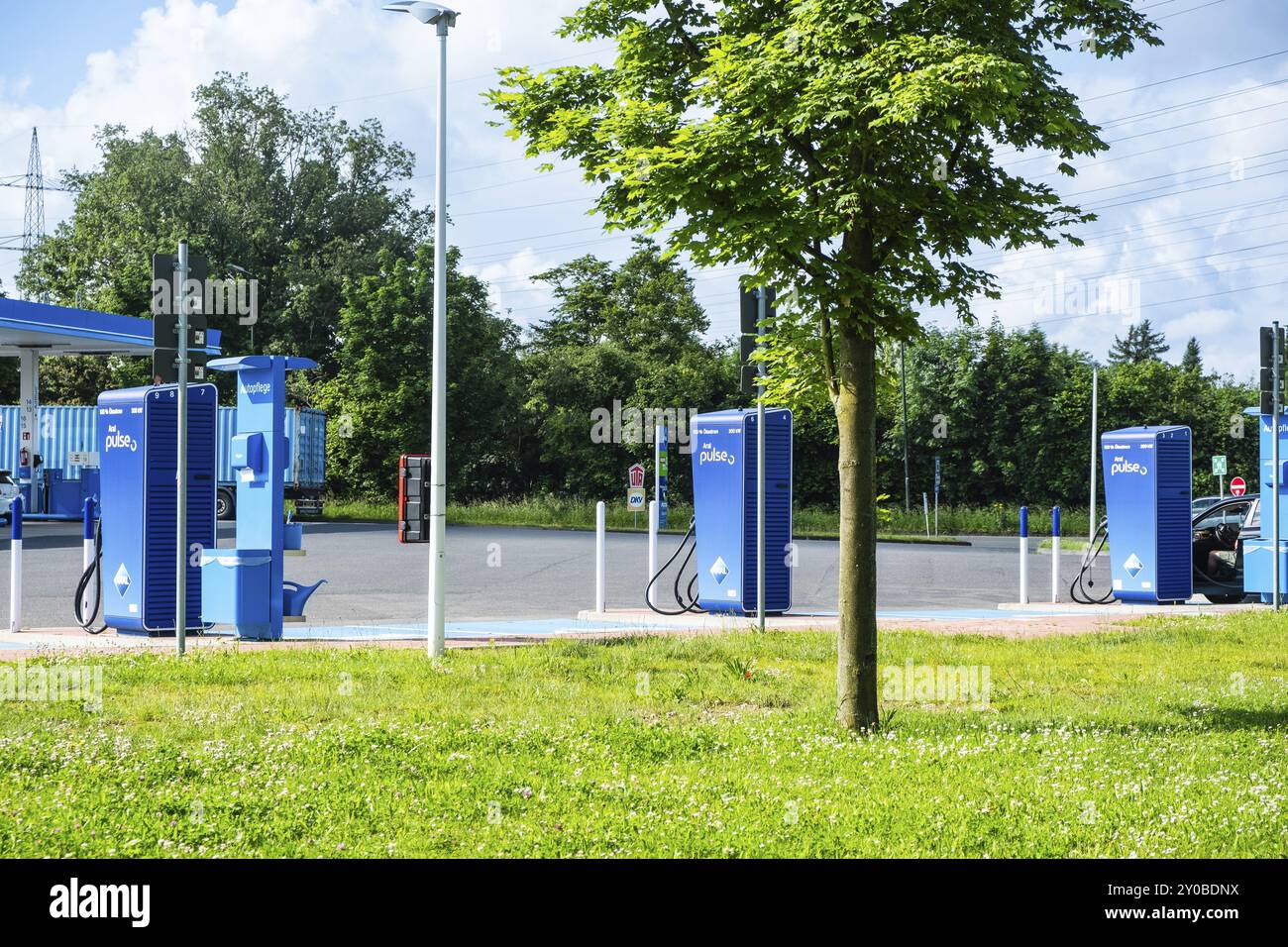 300-kW-Schnellladesäulen an einer Aral-Tankstelle in Düsseldorf, Deutschland, Europa Stockfoto