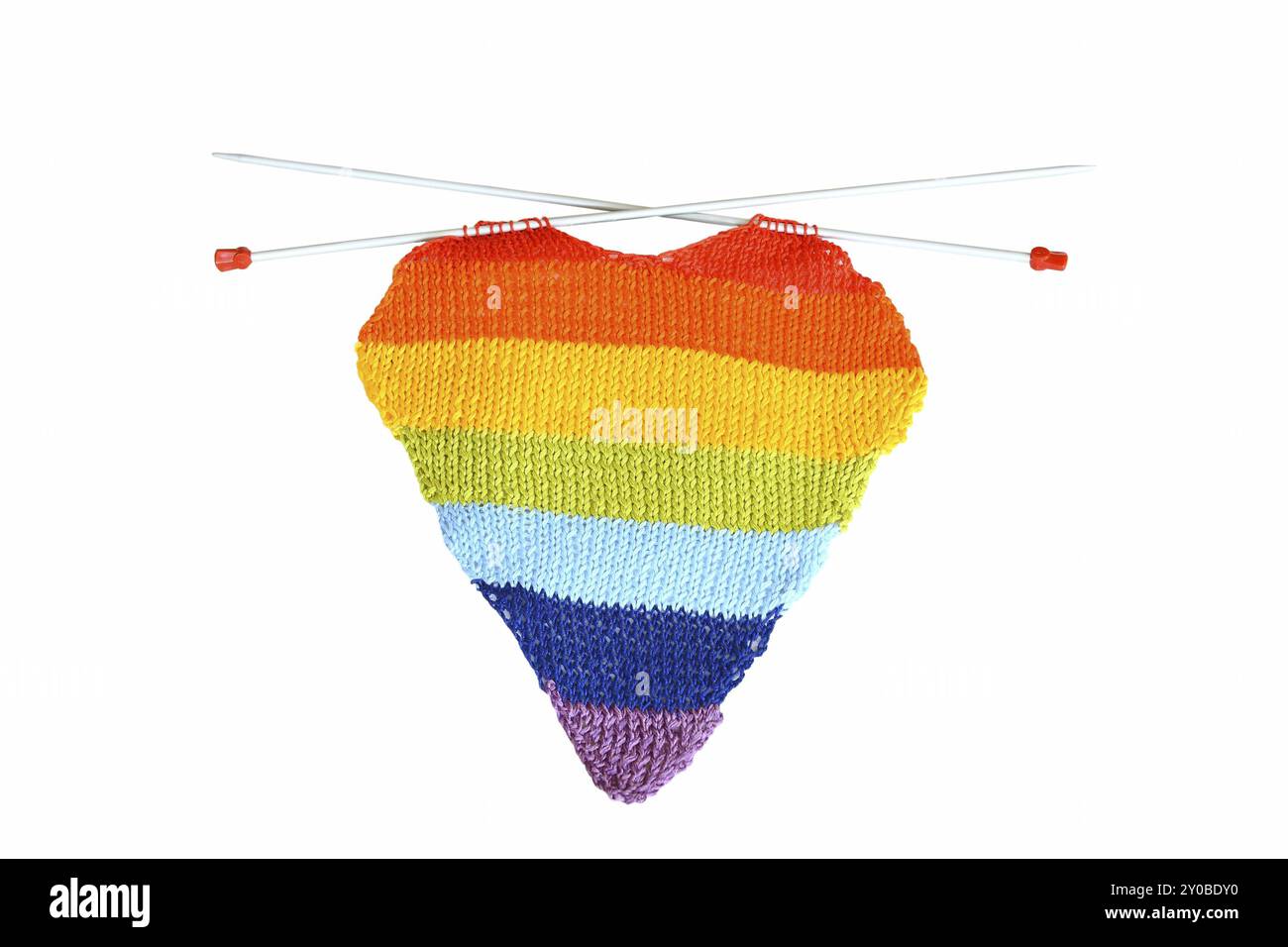 Mehrfarbiges Stricken in Herzform auf weißem Hintergrund Stockfoto