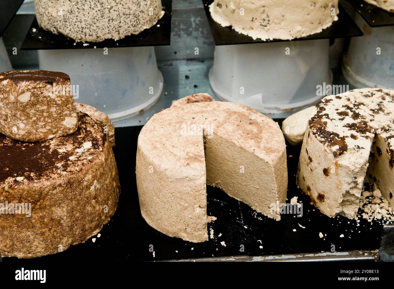 Eine Vielzahl von Halva Süßigkeiten im Königreich Halva, Machane Yehuda Markt in Jerusalem, Israel. Stockfoto