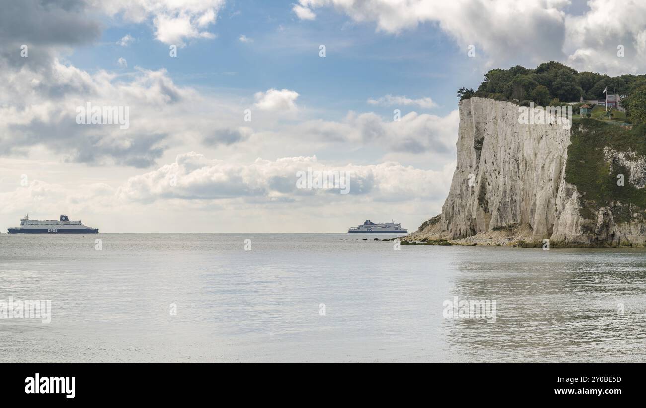 St Margaret's at Cliffe, Kent, England, Großbritannien, 18. September, 2017: zwei Fähren überqueren den Ärmelkanal auf dem Weg zwischen Frankreich und Dover Stockfoto