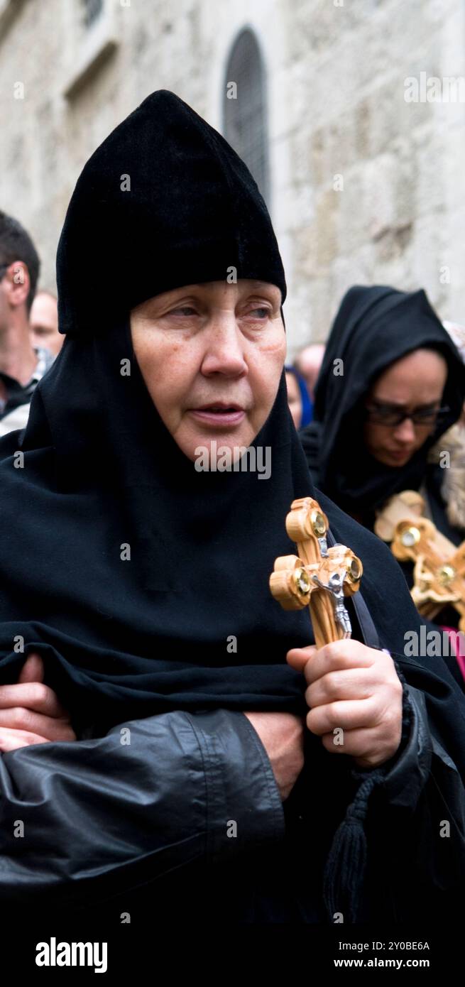 Orthodoxe Pilger in einer Prozession auf der Via Dolorosa in der Altstadt von Jerusalem. Stockfoto