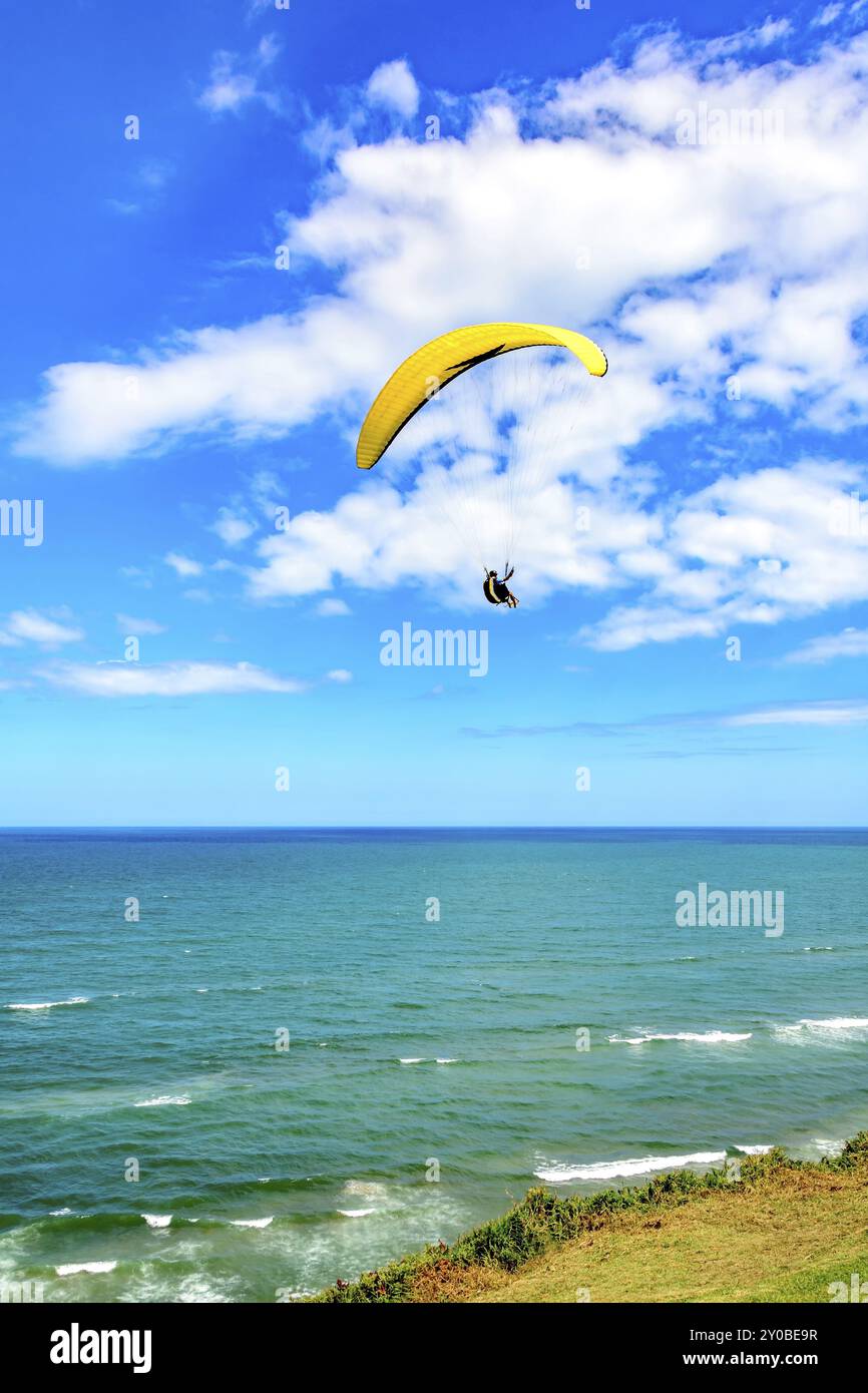 Gleitschirm allein über den Strand fliegen mit dem blauen Himmel im Hintergrund Stockfoto Gleitschirm allein über den Strand fliegen mit dem blauen Himmel im Hintergrund Stockfoto