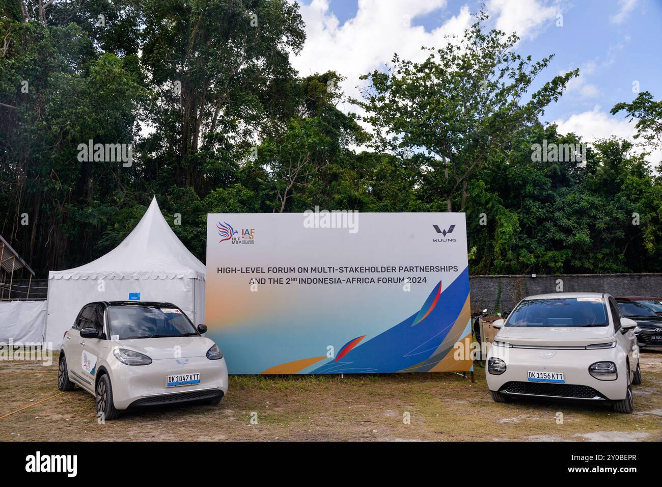 Bali. September 2024. Dieses Foto vom 1. September 2024 zeigt einen Blick auf den Wuling Jimbaran Pool für das 2. Indonesia-Africa Forum (IAF) in Bali, Indonesien. Die 2. IAF, die von der indonesischen Regierung organisiert wird, soll vom 1. Bis 3. September in Bali stattfinden. Die Straßen von Bali waren mit Elektrofahrzeugen (EVs) von Wuling geschmückt, die mit den lebhaften Logos des Forums versehen waren und der Insel ein markantes visuelles Element verleihen. Quelle: Xu Qin/Xinhua/Alamy Live News Stockfoto