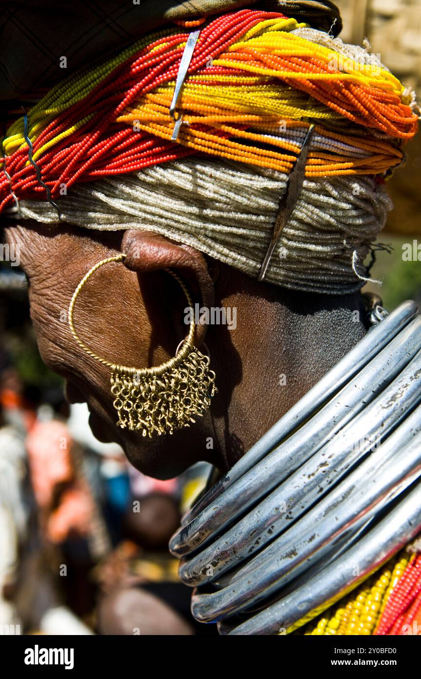 Bonda-Frauen auf einem lokalen Markt in der Region Malkangiri in Odisha, Indien. Stockfoto