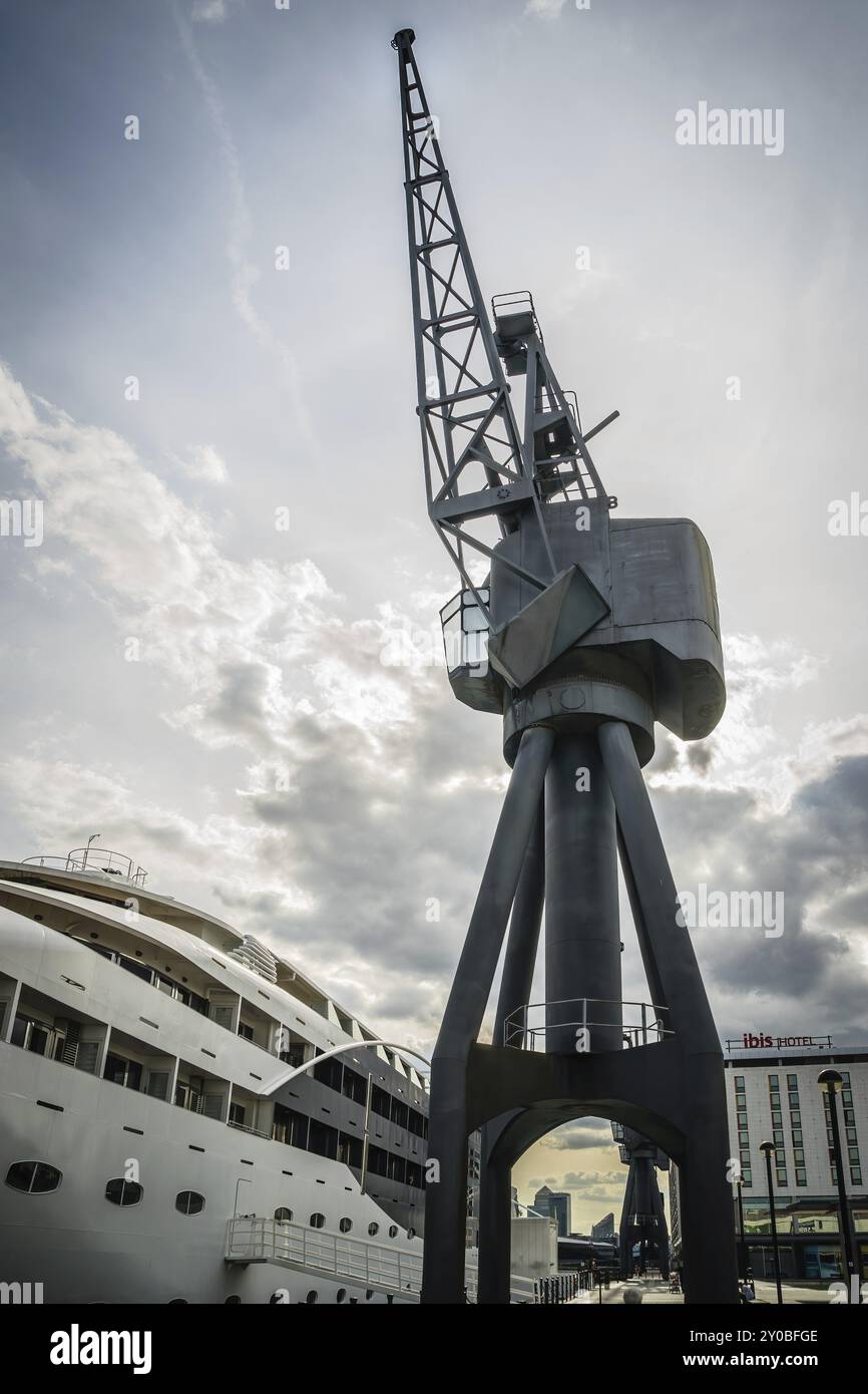 Alter Kran an der Andockseite in den Docklands London Stockfoto