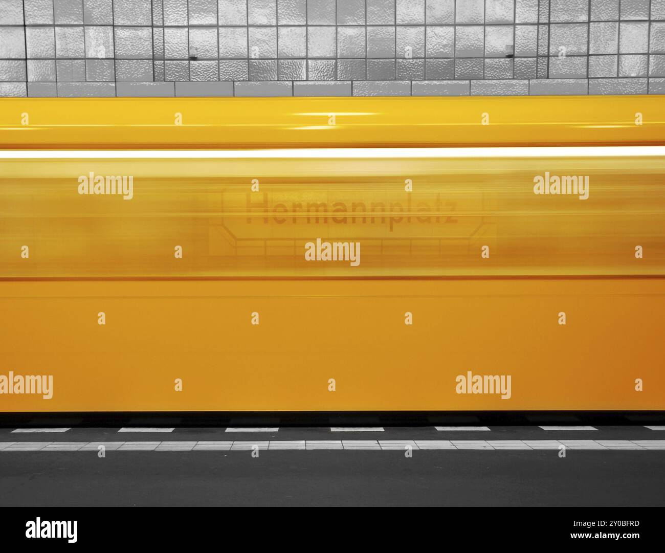 Schwarz-weiße U-Bahn-Station Hermannplatz in Berlin Neukolln, Deutschland, Europa Stockfoto