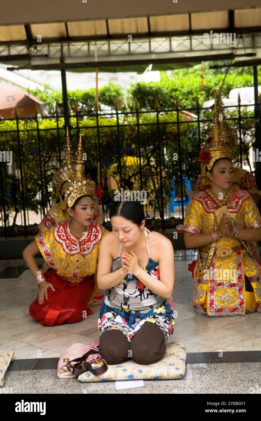 Thailändische Tänzer treten am Erawan-Schrein im Zentrum von Bangkok, Thailand, vor. Stockfoto