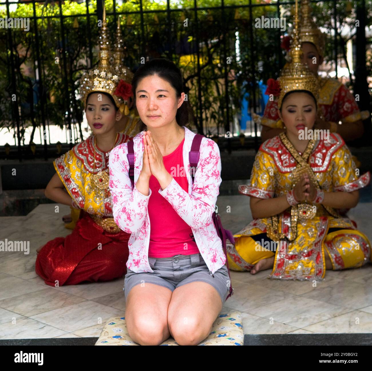 Thailändische Tänzer treten am Erawan-Schrein im Zentrum von Bangkok, Thailand, vor. Stockfoto