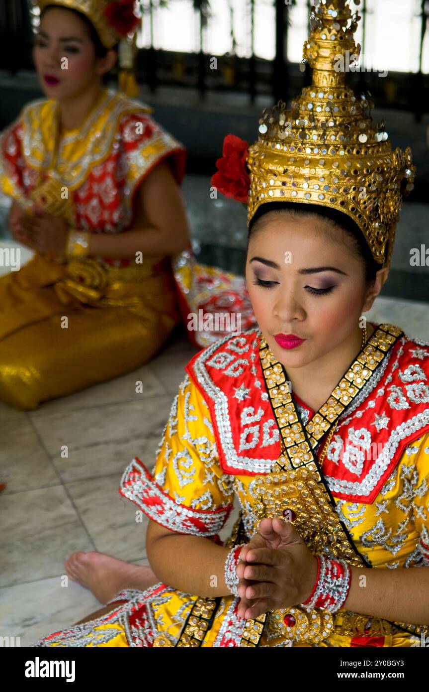 Thailändische Tänzer treten am Erawan-Schrein im Zentrum von Bangkok, Thailand, vor. Stockfoto