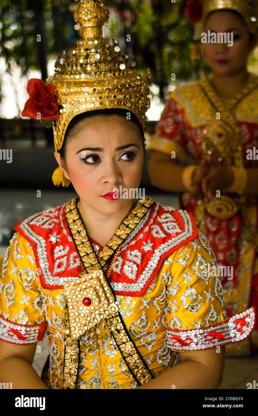 Thailändische Tänzer treten am Erawan-Schrein im Zentrum von Bangkok, Thailand, vor. Stockfoto