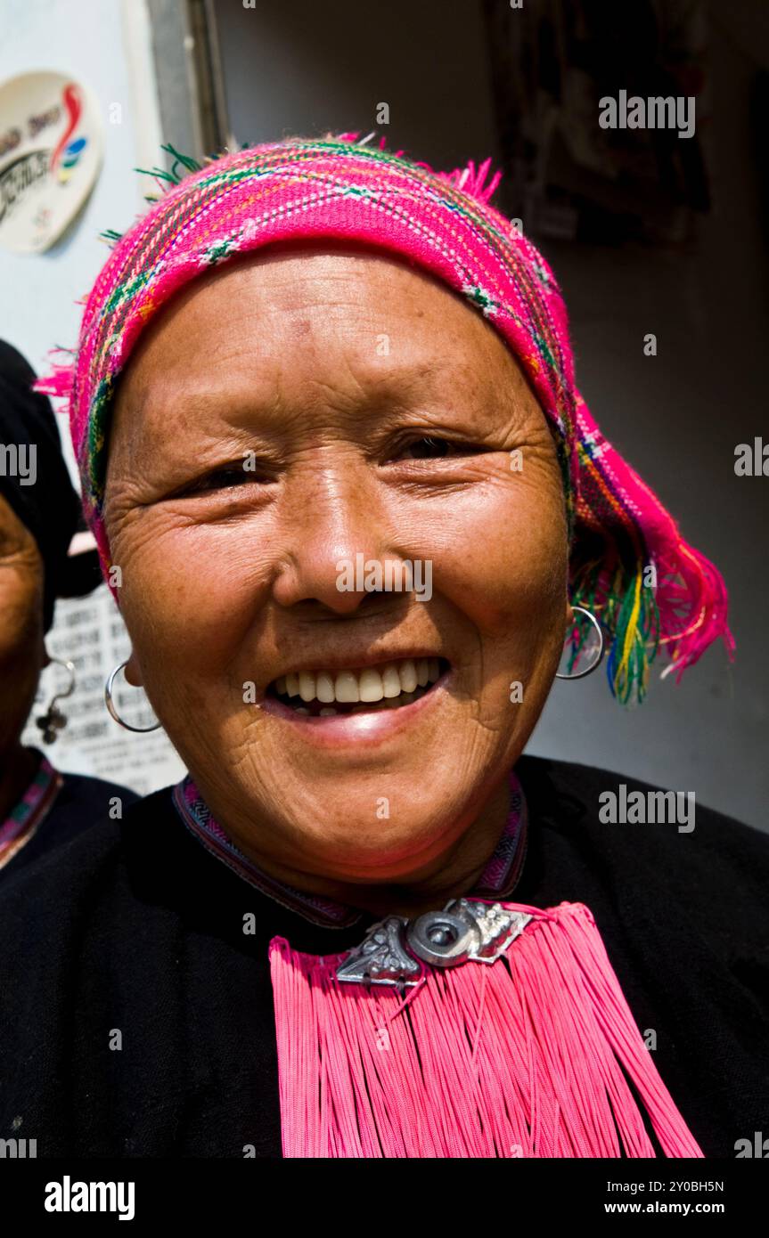 Porträt einer schwarzen Yao-Frau, aufgenommen auf einem farbenfrohen Wochenmarkt in der südlichen Provinz Yunnan, an der Grenze zu Vietnam, China. Stockfoto