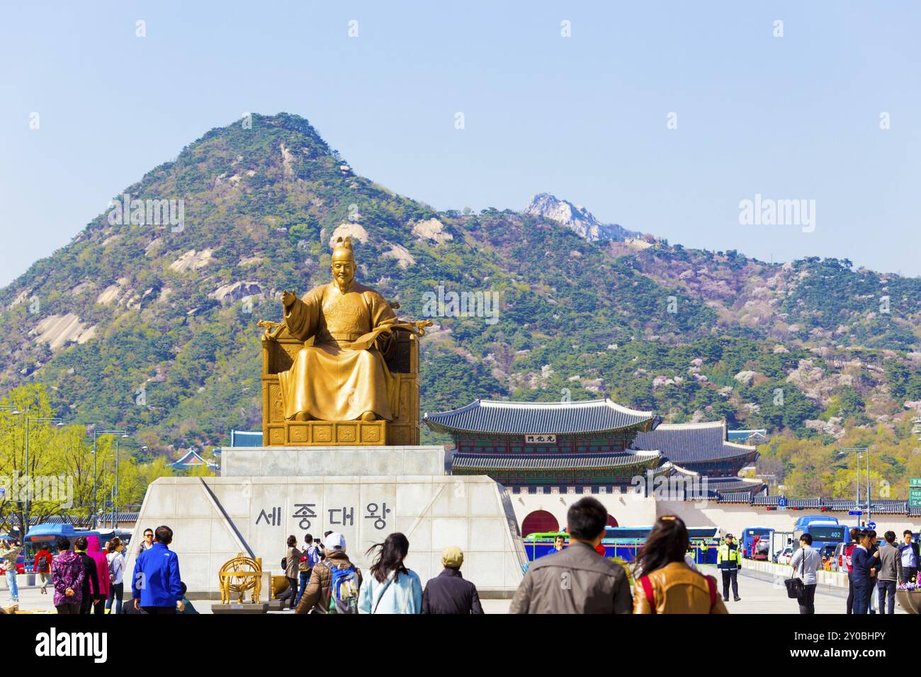 Seoul, Südkorea, 17. April 2015: Touristen, die um die Statue von König SAE Jong Dae Wang vor dem Gyeongbokgung Palast und dem Bugaksan Berg in DO spazieren Stockfoto