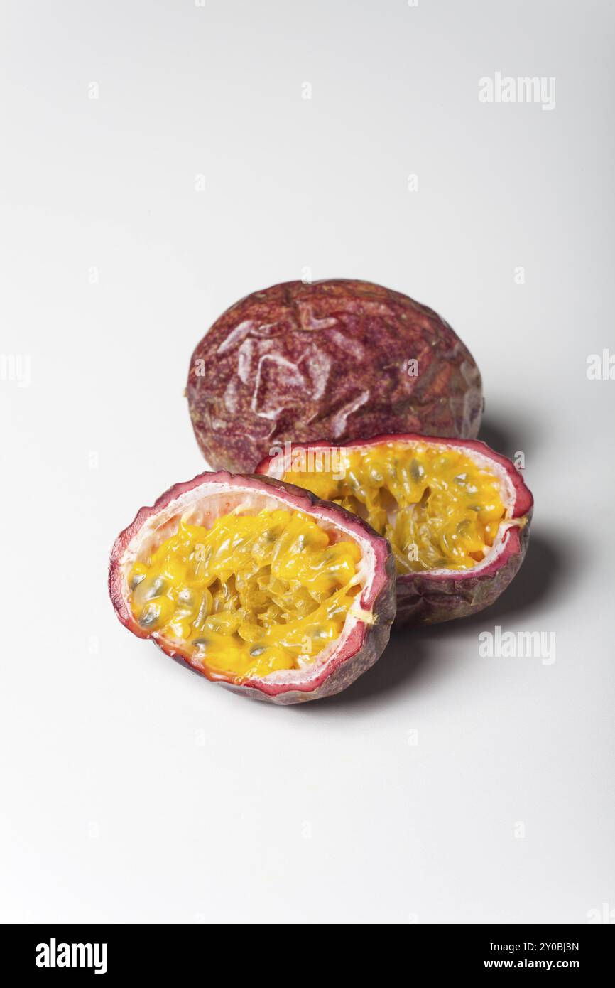 Passionsfrucht/Maracuja auf weißem Hintergrund Stockfoto
