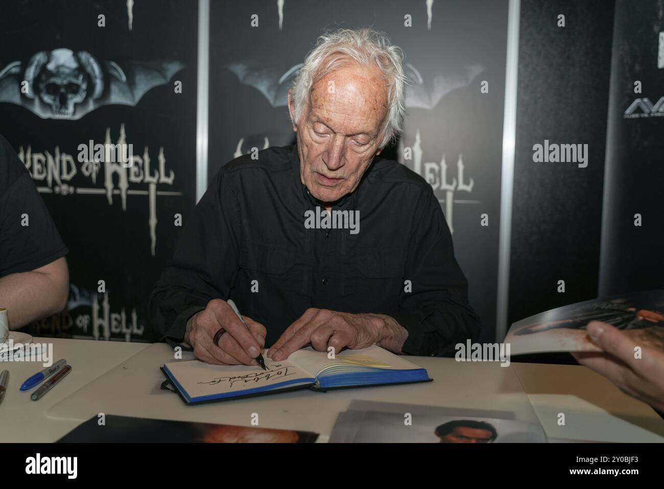 Düsseldorf-NEUSS, 2. November 2019: Lance Henriksen (*1940, amerikanischer Schauspieler, Alien, Millenium) signiert Autogramme für Fans am Wochenende von Hel Stockfoto