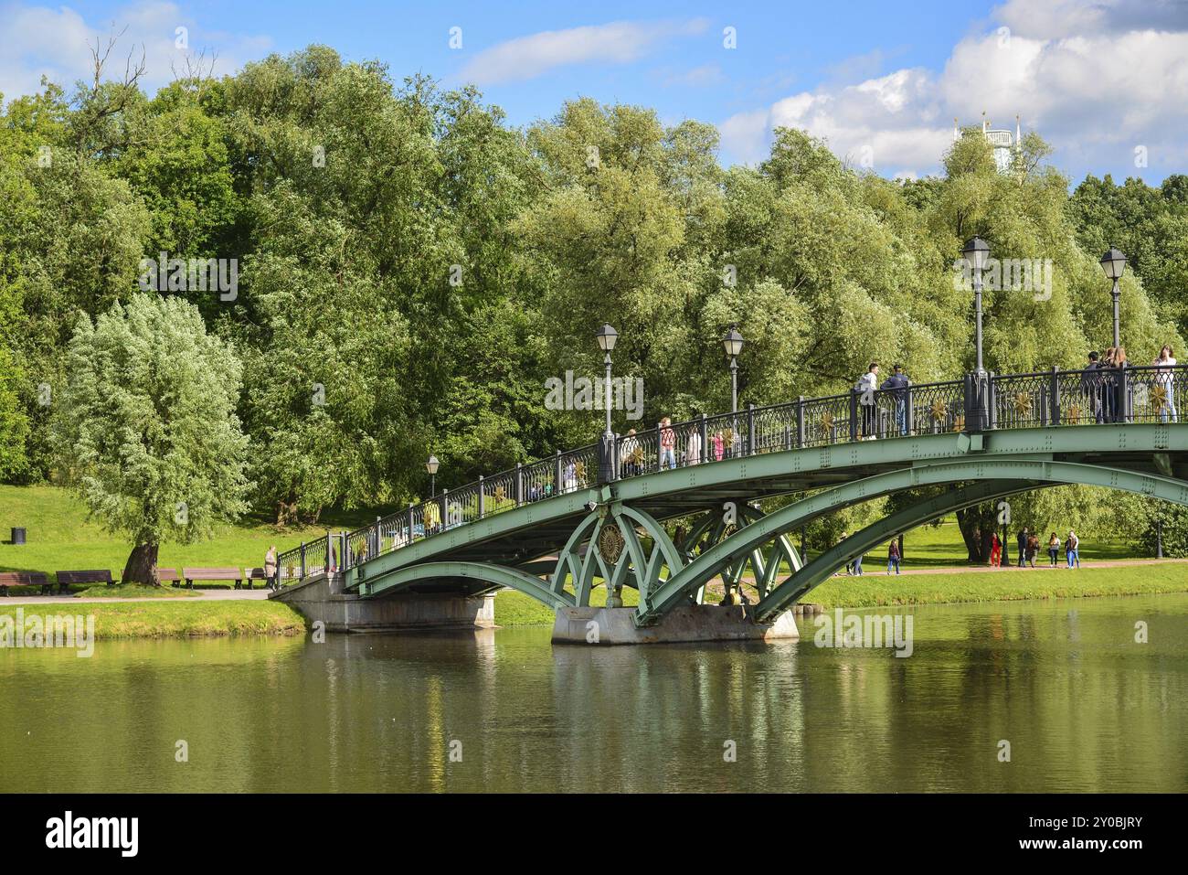 Moskau, Russland, Juni 08. 2016. Die Fußgängerbrücke über den Teich im Anwesen des Zaritsyno-Museums, Europa Stockfoto