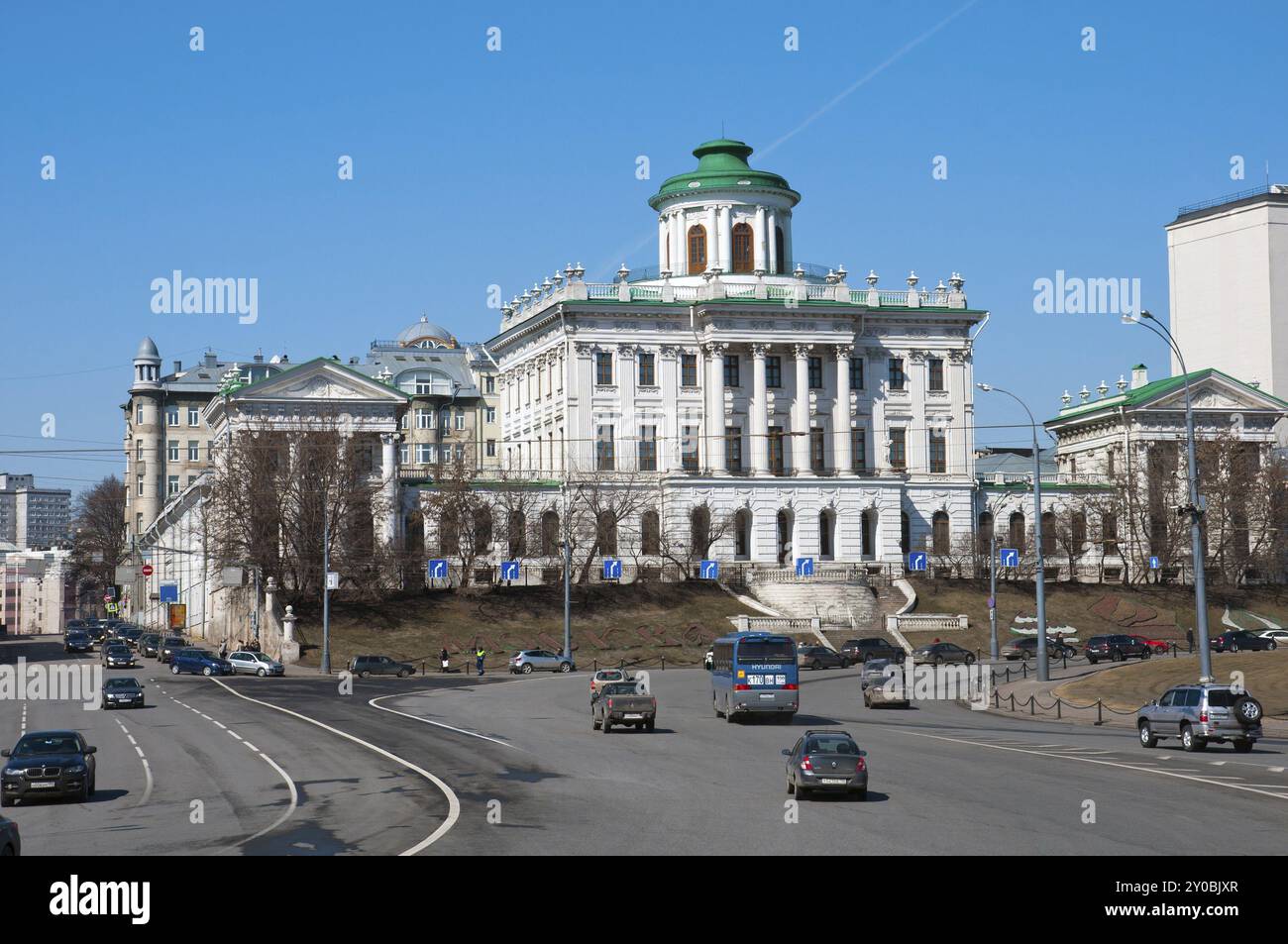 Moskau, Russland, 13.04.2015. Das alte Herrenhaus aus dem 18. Jahrhundert, das Paschkow-Haus. Derzeit ist die Russische Staatsbibliothek in Moskau, Europa Stockfoto