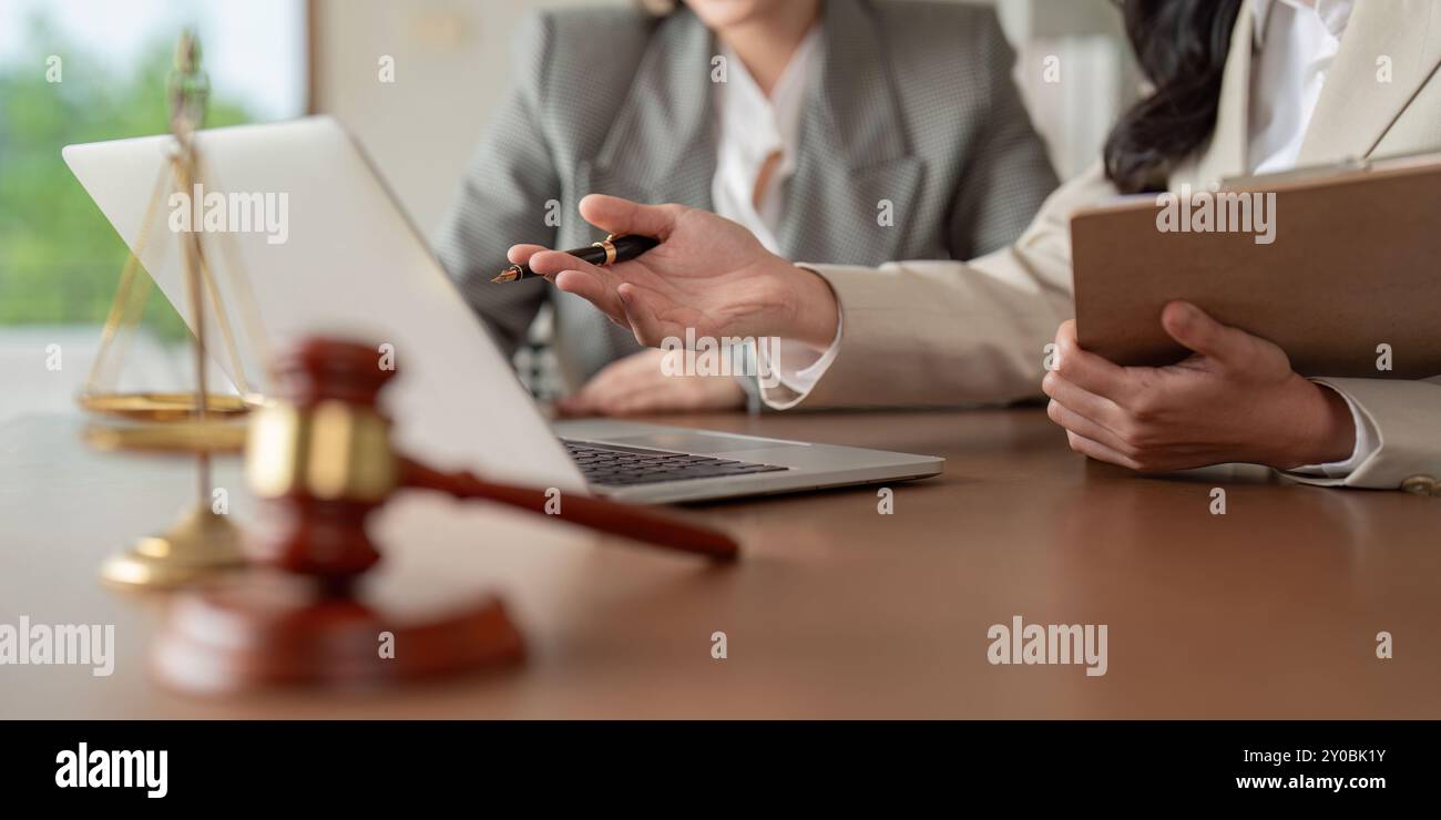 Anwälte diskutieren Rechtsfragen mit Laptop und Dokumenten Stockfoto