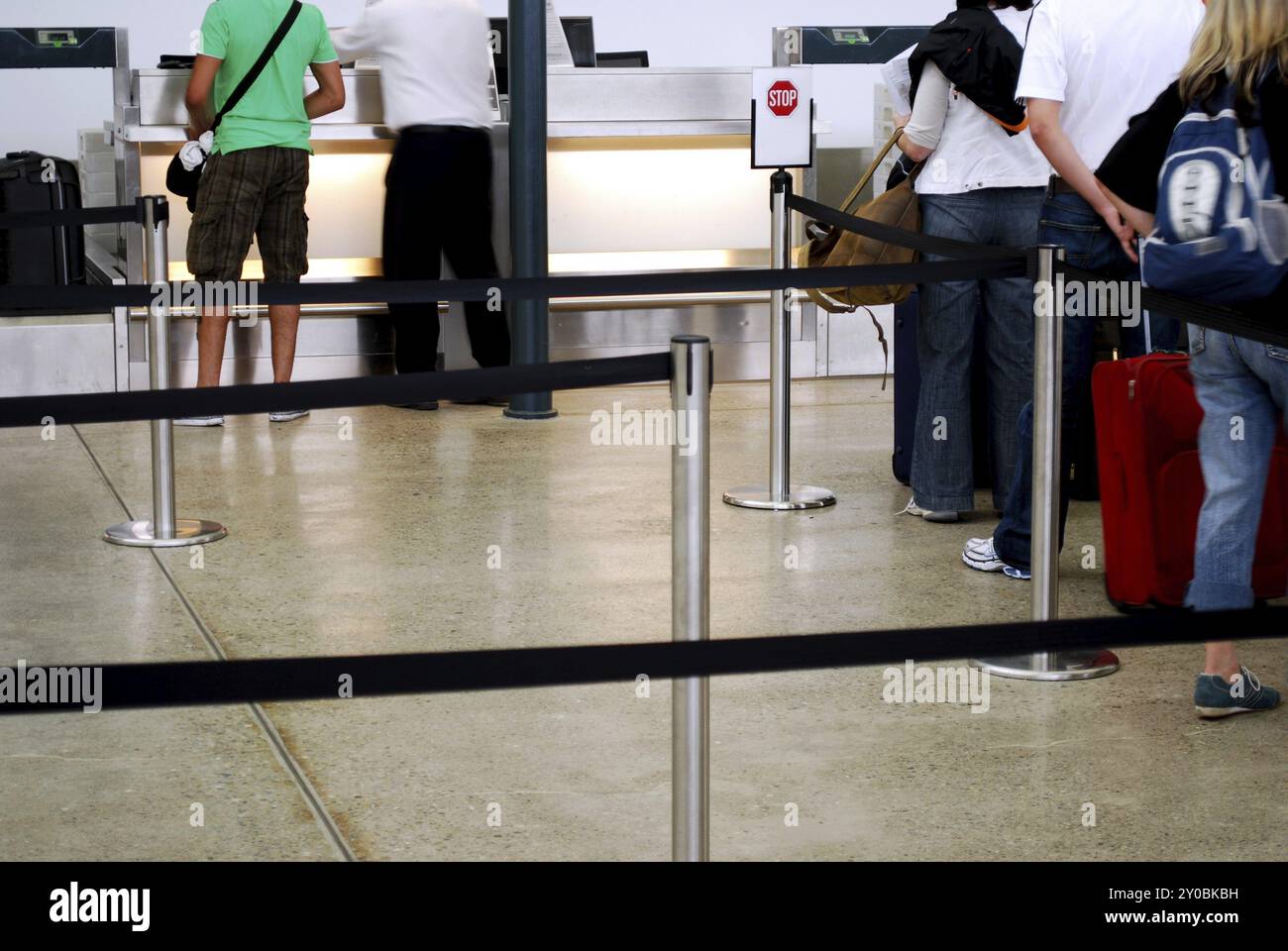 Leute, die am Check-in-Schalter anstehen Stockfoto