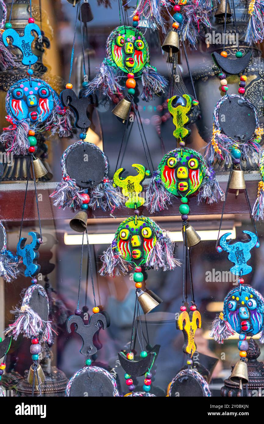 Souvenirs auf dem Flohmarkt in Lhasa, Tibet. Lhasa ist eine Stadt auf Präfektur-Ebene, eine der wichtigsten Verwaltungsbezirke Tibets. Stockfoto