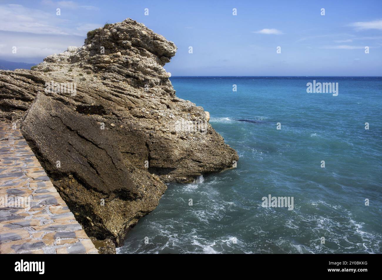 Felsen am Mittelmeer in Nerja, Costa del Sol, Spanien, Europa Stockfoto