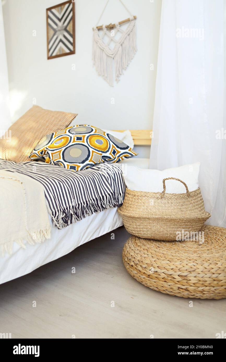 Weiß und Beige Schlafzimmer in boho Style mit macrame an der Wand Stockfoto