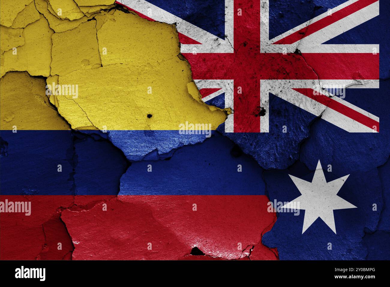 Flaggen von Kolumbien und Australien auf gerissene Wand gemalt Stockfoto
