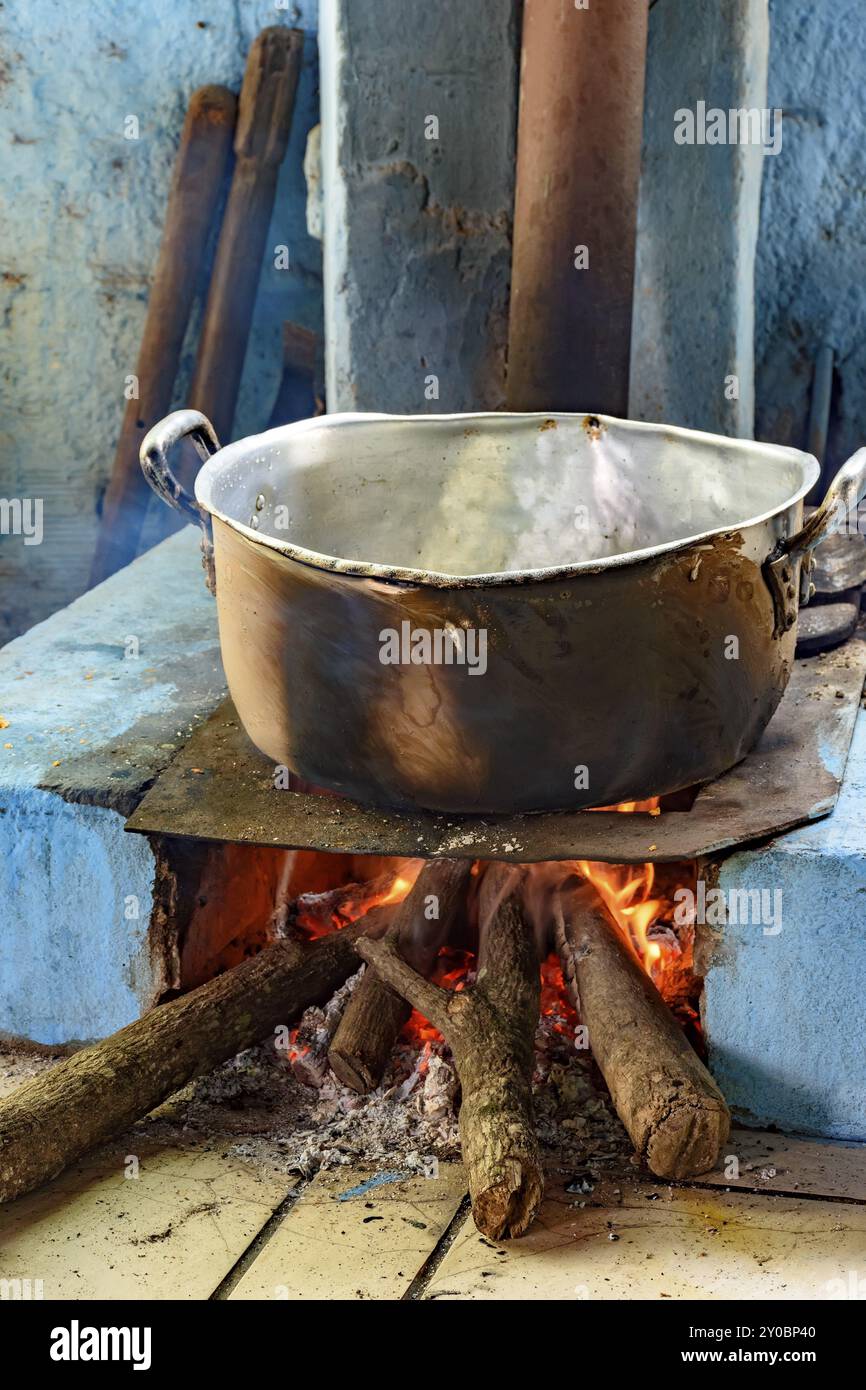 Küche mit Holzherd, typisch für das Innere Brasiliens in den ärmsten Gemeinschaften oder, dass die alten Traditionen bewahren Stockfoto