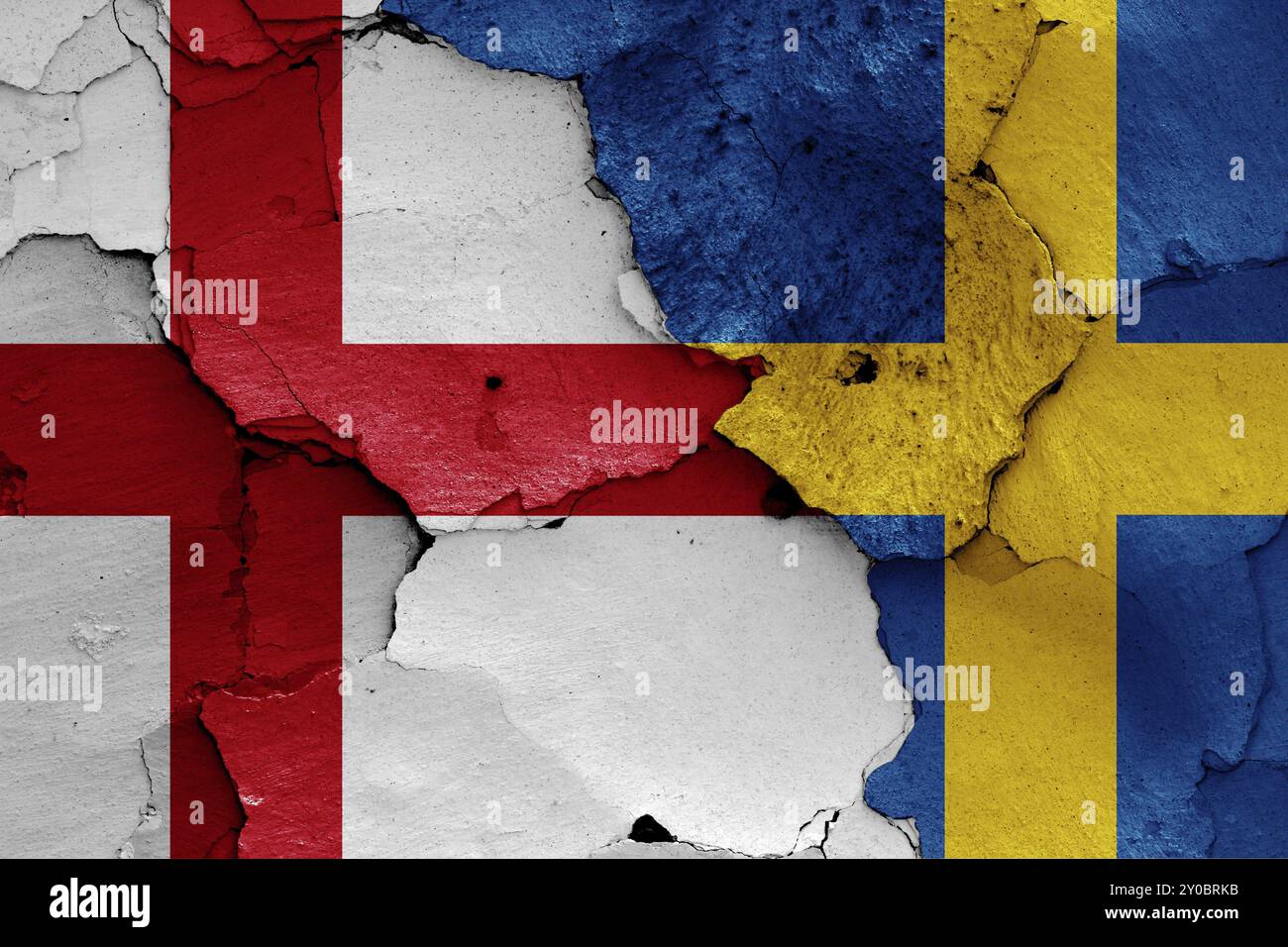 Flaggen von England und Schweden auf gerissene Wand gemalt Stockfoto