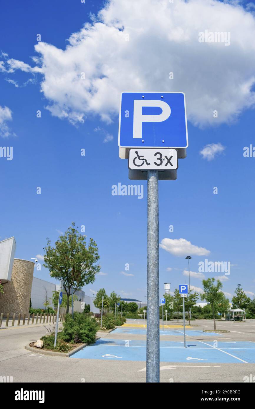 Behinderten Parkplatz in einer Shopping mall Stockfoto